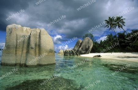 Ein Traumstrand auf der Insel La Digue der Inselgruppe Seychellen im Indischen Ozean in Afrika.