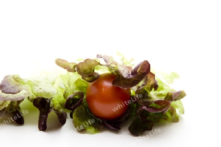 Frische Tomaten mit Salat