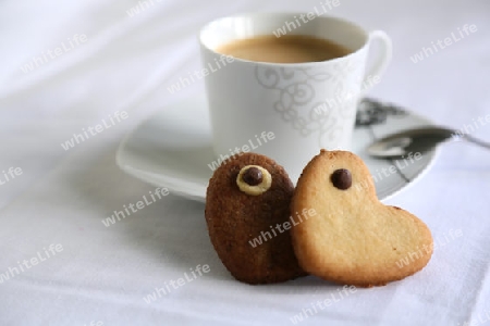 kekse in der herzform und tasse kaffee