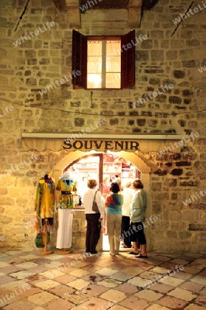 Die Altstadt von Kotor mit einem Souvenier Shop in der inneren Bucht von Kotor in Montenegro im Balkan am Mittelmeer in Europa.