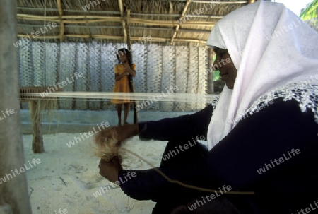 Asien, Indischer Ozean, Malediven,
Eine Frau beim verarbeiten von Kokosnuss Fasern auf einer Einheimischen Insel der Inselgruppe Malediven im Indischen Ozean  .




