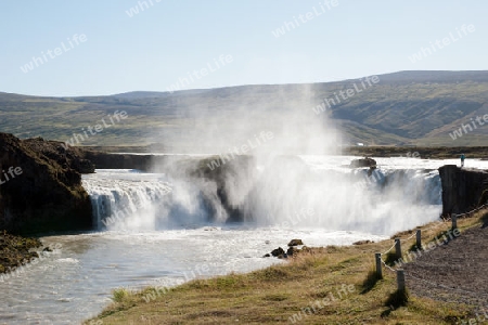 Der Nordosten Islands, der aufgrund seiner Wassermassen imponierende Wasserfall Godafoss (G?tterwasserfall) 