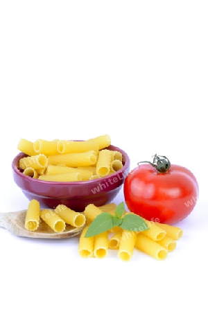  italienische Pasta, Rigatoni , Teigwaren , Nudeln, Tomate, Basilikum