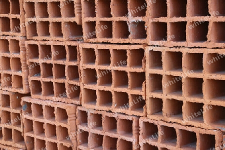 Eine reihe der roten langlochziegel - hintergrund.A row of hollow clay bricks - background.