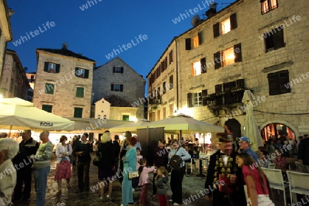 Ein Platz in der Altstadt von Kotor  in der inneren Bucht von Kotor in Montenegro im Balkan am Mittelmeer in Europa.