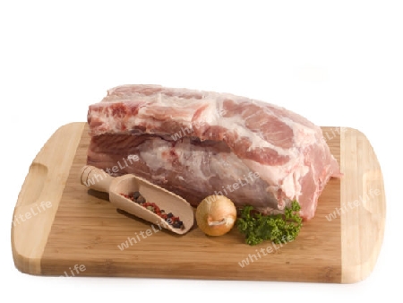 Schweinefleisch auf einem K?chenbrett isoliert auf weissem Hintergrund