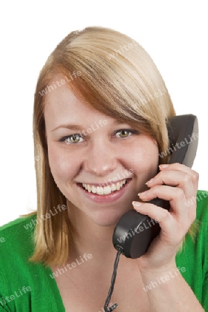 Junge Frau beim telefonieren - freigestellt auf wei?
