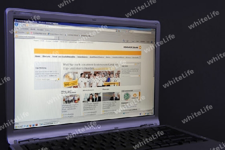 Website, Internetseite, Internetauftritt der Commerzbank auf Bildschirm von Sony Vaio  Notebook, Laptop