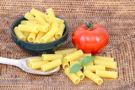  italienische Pasta, Rigatoni , Teigwaren , Nudeln, Tomate, Basilikum
