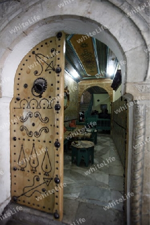 Ein Cafe oder Teehaus in einer  Gasse im Souq oder Bazzar in der Altstadt  von Tunis am Mittelmeer in Tunesien in Nordafrika..