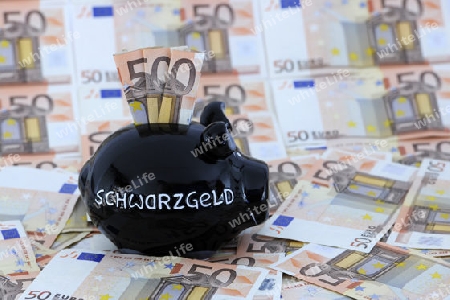Sparschwein mit der Aufschrift " Schwarzgeld" und diversen 50 Euro Banknoten