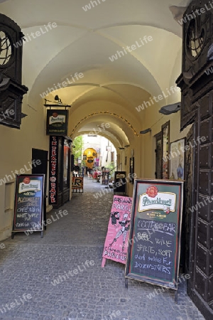 typische Gasse mit Gastronomie und Geschaeften im Altstaedter Ring, Altstadt, Prag, Boehmen, Tschechien, Europa