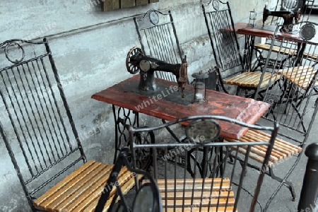Ein Restaurant oder Cafe im Stadtteil Kazimierz in der Altstadt von Krakau im sueden von Polen. 