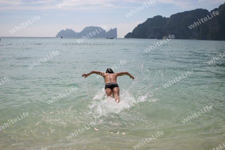 junger Mann springt in das Meer von Kho Pi Pi in Thailand 