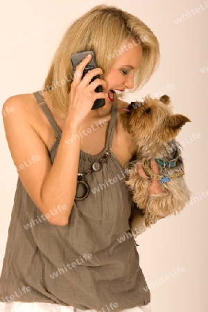 Modische Frau mit Handy und Hund 