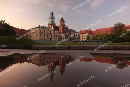 Das Koenigsschloss auf dem Huegel Wawel in der Altstadt von Krakau im sueden von Polen. 