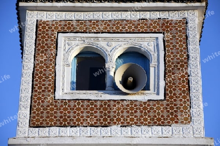 Afrika, Nordafrika, Tunesien, Tunis
Ein Minarett von einer Dachterasse in der Medina oder  Altstadt der Tunesischen Hauptstadt Tunis



