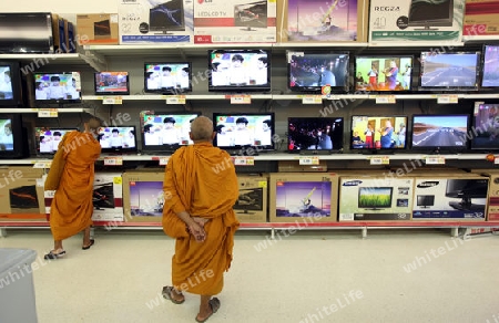 Die Fernseh Abteilung im Einkaufszentrum Big C in der Provinzhauptstadt Amnat Charoen in der Provinz Amnat Charoen im Isan im Nordosten von Thailand. 