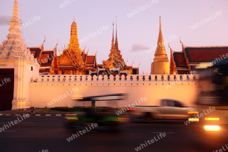 Das Tempelgelaende in der Abendstimmung mit dem Wat Phra Keo beim Koenigspalast im Historischen Zentrum der Hauptstadt Bangkok in Thailand. 