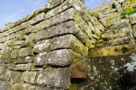 Alte Weinbergmauer aus Natursteinen