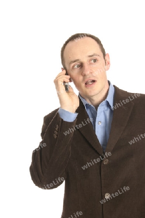 junger Mann in braunem Anzug beim telefonieren