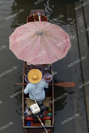 Eim Marktboot auf einem Kanal ausserhalb der Hauptstadt Bangkok von Thailand in Suedostasien.