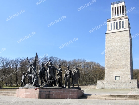 Gedenkst?tte Buchenwald Weimar, Skulpturengruppe und Glockenturm