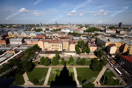 Das Panorama vom Turm der Akedemie der Wissenschaften in der Altstadt von Riga der Hauptststadt von Lettland im Baltikum in Osteuropa.  