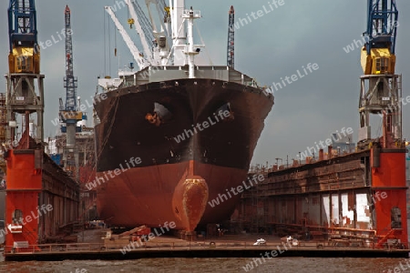 Hamburger Hafen 2012 - Schiff im Trockendock