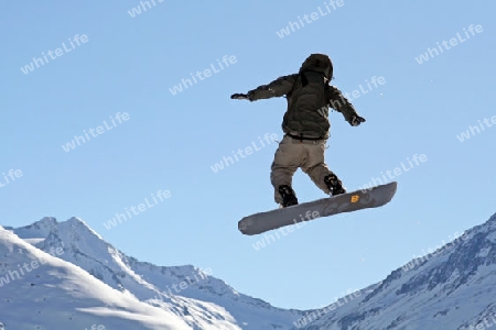 Snowboarder hoch oben