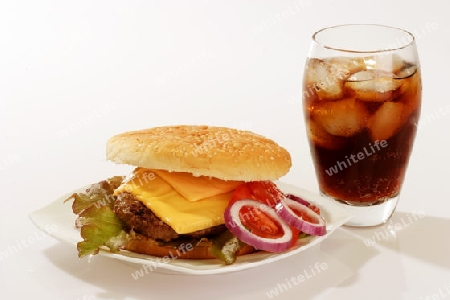 Hamburger und Cola auf hellem Hintergrund