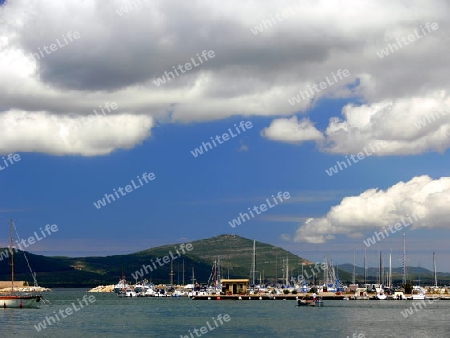 Bootshafen mit blauem Himmel und Wolke