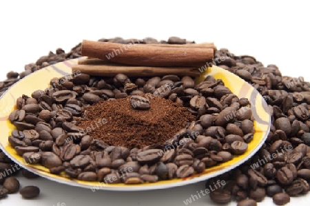 Kaffeebohnen mit Zimtstangen