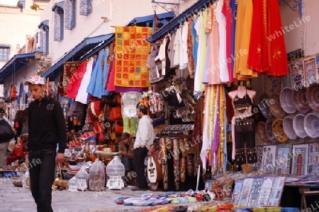 Eine Gasse im Markt in der Altstadt von Sidi Bou Said noerdlich von Tunis am Mittelmeer in Tunesien in Nordafrika..