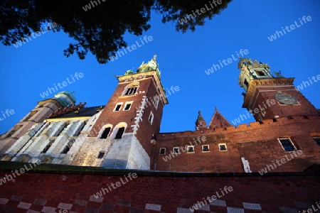 Das Koenigsschloss auf dem Huegel Wawel in der Altstadt von Krakau im sueden von Polen. 