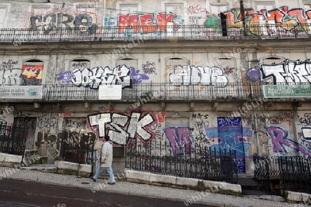 Eine Fassade in einer Gasse in der Innenstadt der Hauptstadt Lissabon in Portugal. 