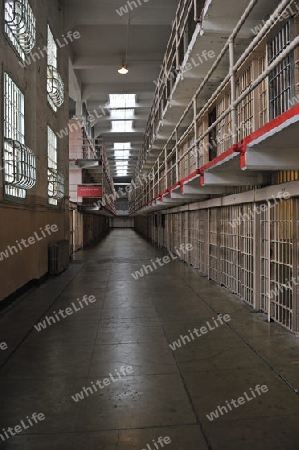 Blick in einen Zellenblock im Gefaengnis,   Alcatraz Island, Kalifornien, USA