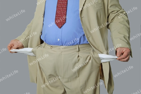 Mann im Anzug mit leeren Taschen