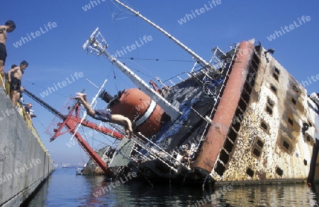 Ein gestrandetes Frachtschiff im Marmara Meer im Stadtteil Sultanahmet in Istanbul in der Tuerkey