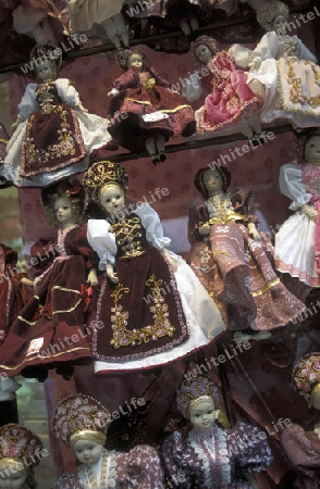Puppen in einem Schaufenster in der Altstadt in der Hauptstadt von Ungarn in Osteuropa..