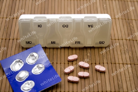 Tabletten mit Tablettenbox