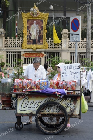 Ein Marktstand beim Strassenmarkt bei einem Fest beim Santichaiprakan Park am Mae Nam Chao Phraya in der Hauptstadt Bangkok von Thailand in Suedostasien.