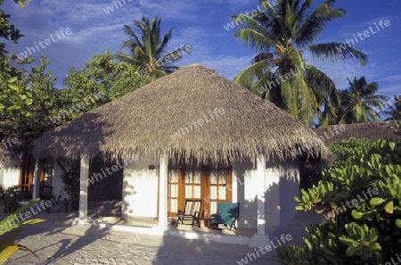 
Bungalows einer Hotel Anlage auf den Inseln der Malediven im Indischen Ozean.  