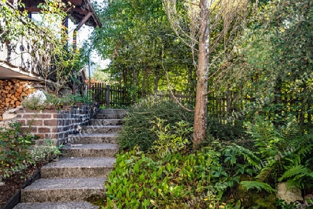 Rustikale Gartengestaltung mit Treppe