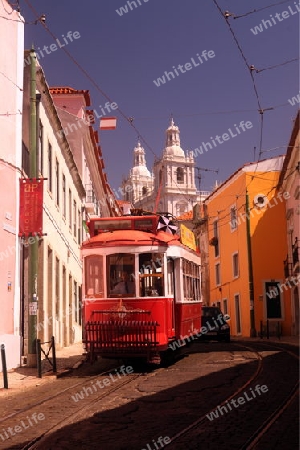 Ein Tram in der  Altstadt von Alfama in Lissabon in der Hauptstadt von Portugal in Europa.