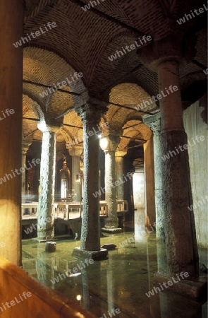 Die Versunkene Basilika Zisterne im Stadtteil Sultanahmet in Istanbul in der Tuerkey. 