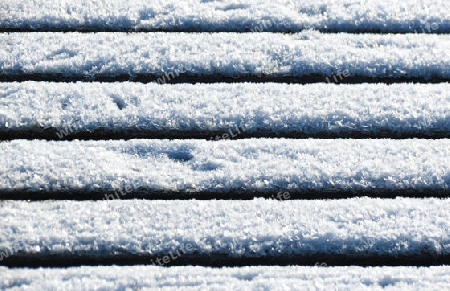Section of a frozen landing stage - Der Ausschnitt eines eingefrorenen Bootsstegs