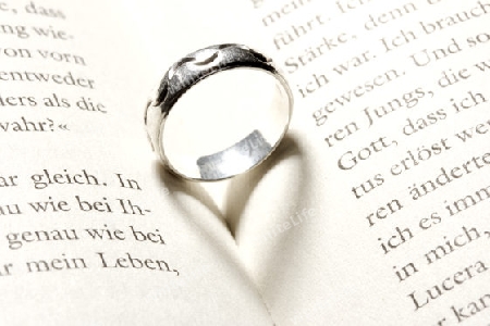 Herz in einem Buch durch einen Ring