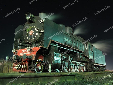 Heisse Dampflokomotive in der Nacht