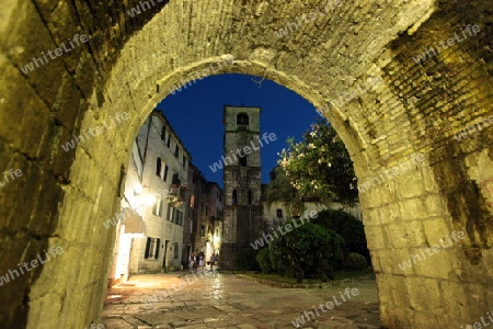 Die Altstadt von Kotor mit dem Nordtor und der Marija Koletata Kirche in der inneren Bucht von Kotor in Montenegro im Balkan am Mittelmeer in Europa.